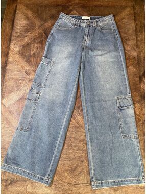 Austin Landing wide leg medium wash mid rise cargo style jean women’s size 5 EUC